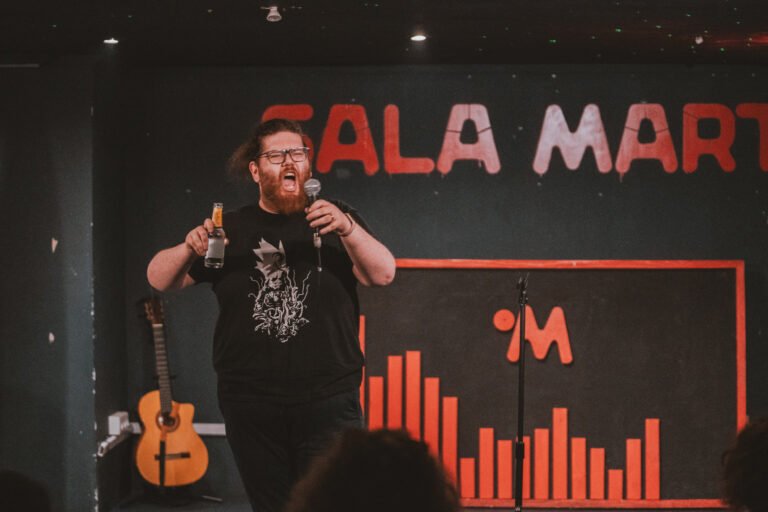Carmelo González actuando en un show de stand-up